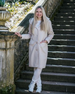 Když pohodlí potká eleganci, vznikne z toho dokonalý kabát pro každou příležitost. 🤍✨ Kabát Karin v krémové barvě je jako...